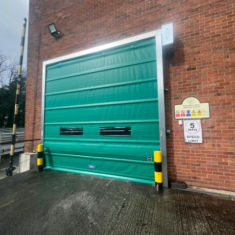 Rapid rise roller shutter door